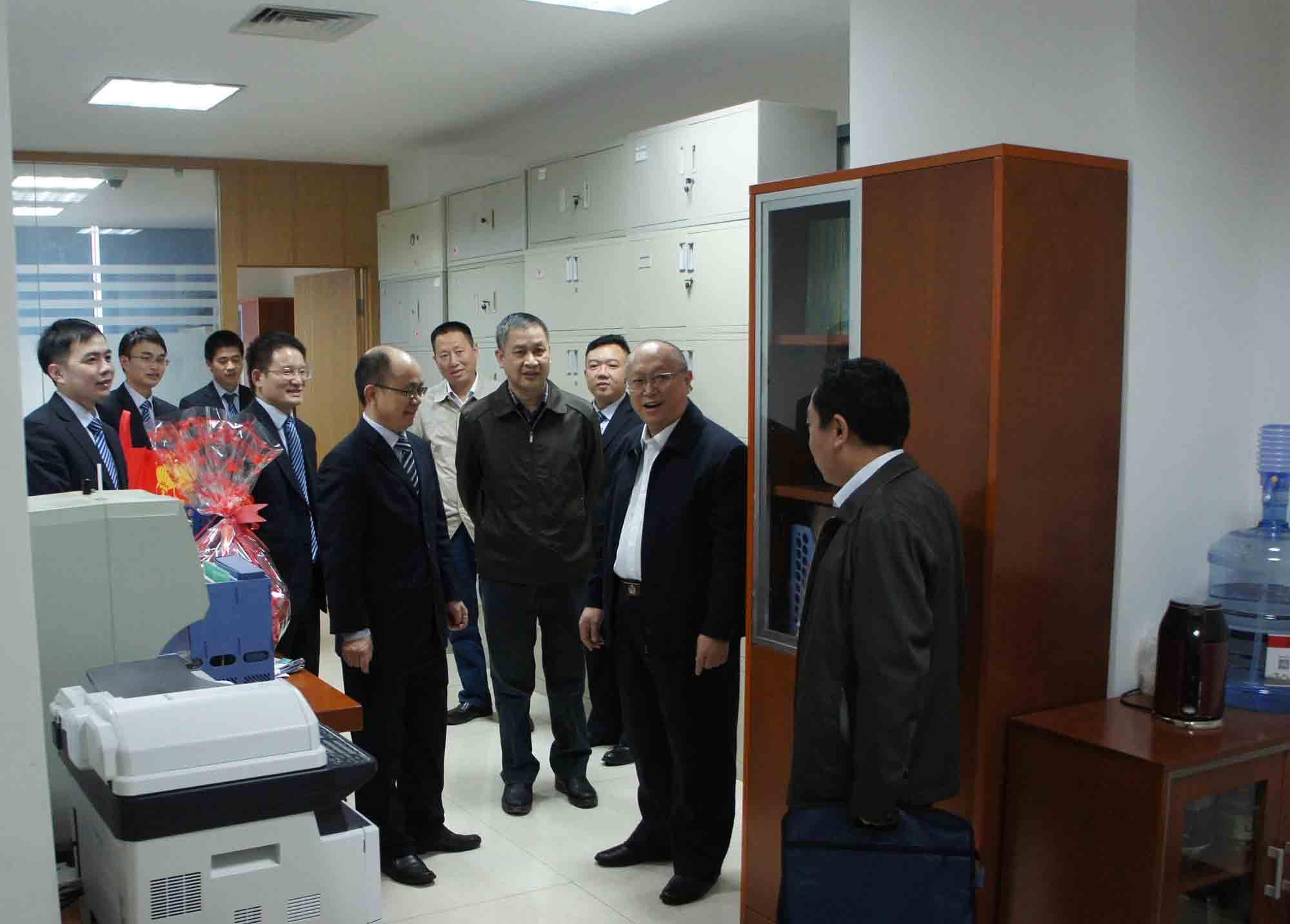 范树育副书记慰问南宁市区联社财会部,并与员工亲切交谈